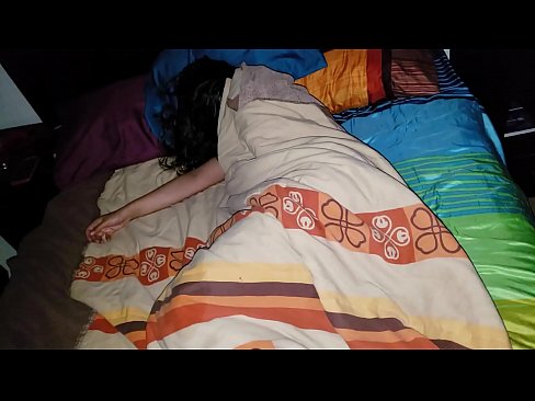 ❤️ सौतेनी आमा सुतेको बेला आफ्नी जवान सौतेनी आमालाई पिट्दै। ❤❌ गुदा अश्लील  ❌️